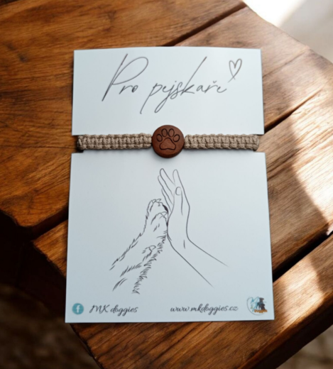 Náramek tlapka na dřevěném korálku